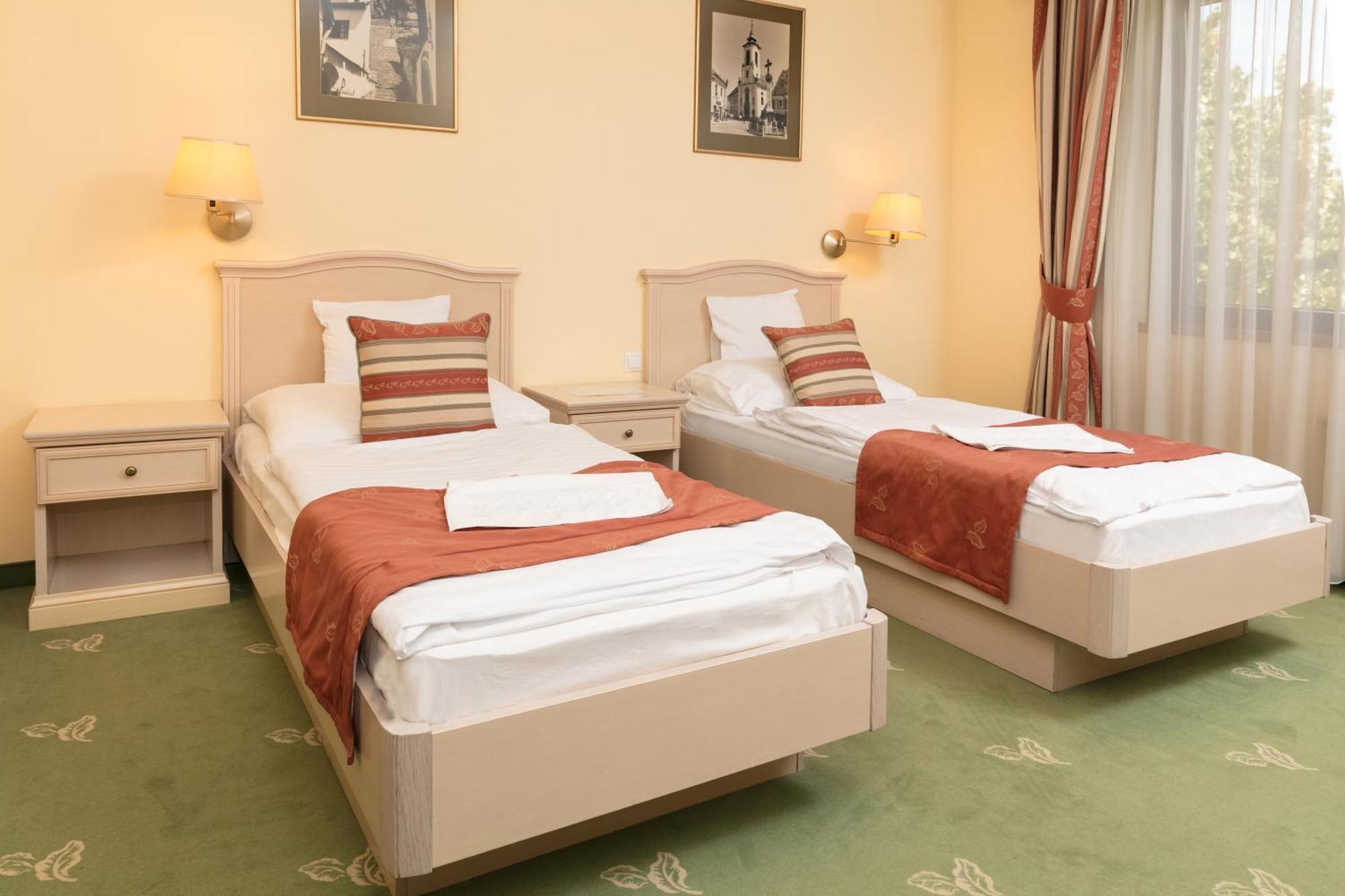 Hotel Kalvaria Superior Gyor Exterior photo