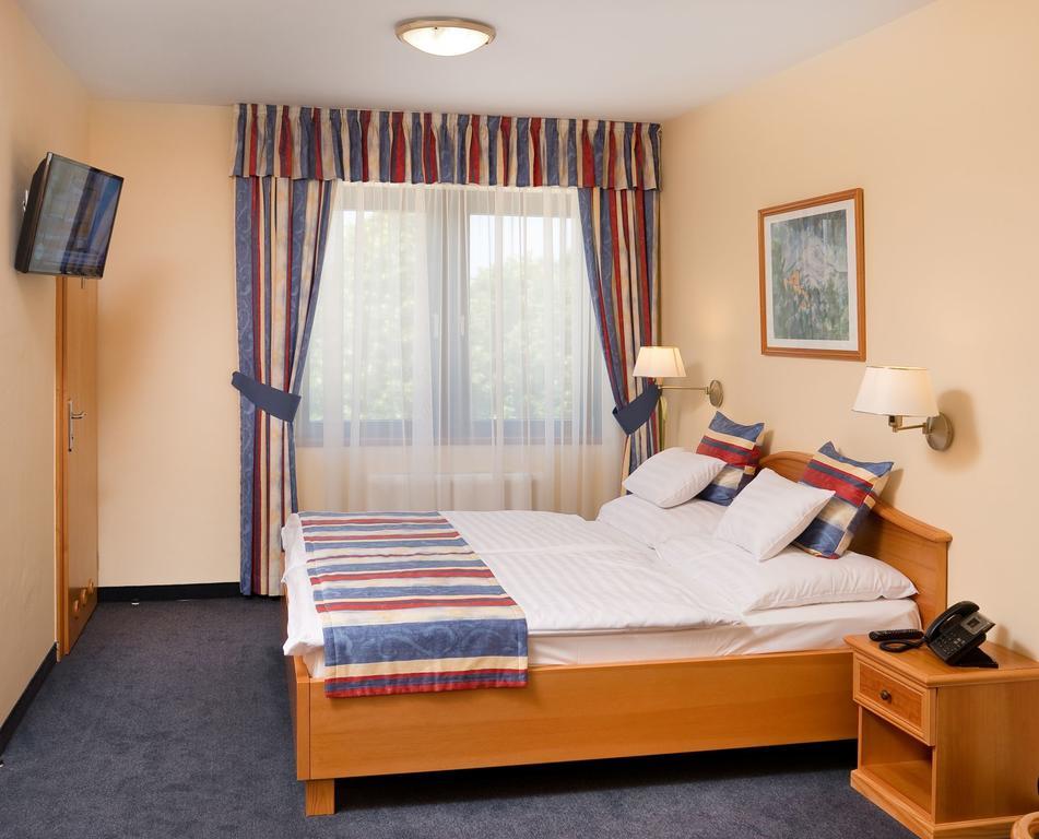 Hotel Kalvaria Superior Gyor Exterior photo